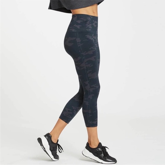 Spanx Look At Me Now Seamless Cropped Leggings size XL Camo Black - Picture 2 of 8